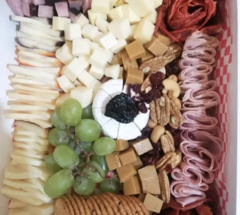 Cheese box – tabla de quesos y carnes frias (4 a 6 personas)