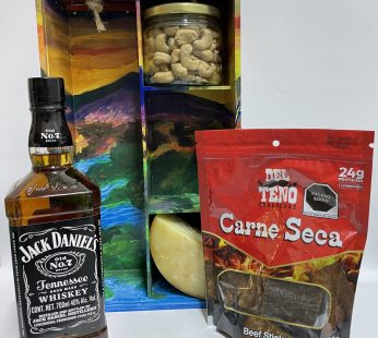 Caja con queso curado, carne seca, whisky y nuez de la india